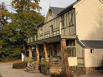 Gîte pour 10 personnes, avec bassin pour enfant et jardin ainsi que piscine et vue dans Polleur