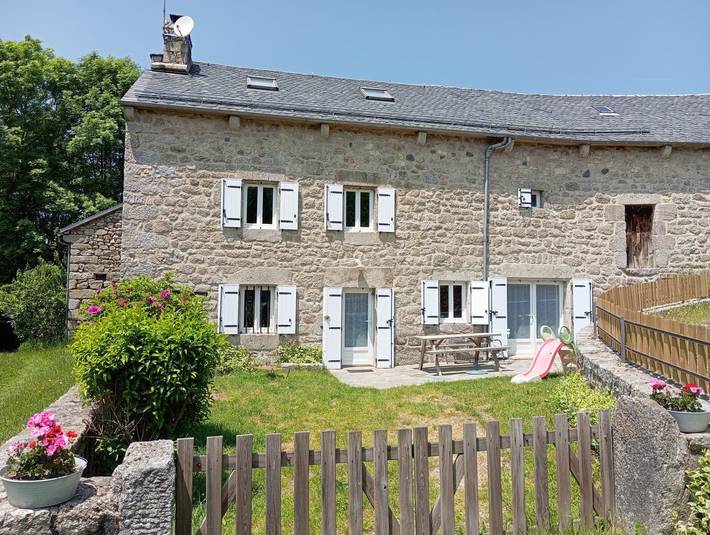 Gîte pour 8 personnes, avec terrasse et jardin dans Lajo