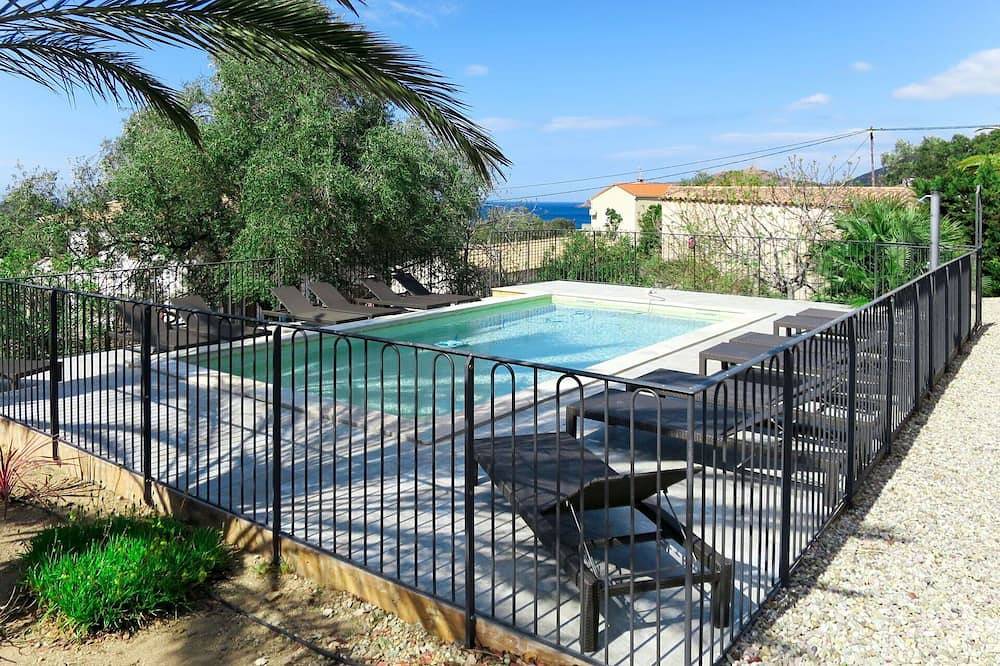 Entire apartment, Cosy apartment for 5 people with Wifi, A/C, pool, Tv and terrace in Galéria, Parc naturel régional de Corse