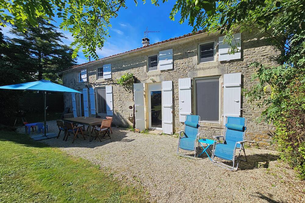 Gîte avec piscine chauffée et boulodrome. Charme et sérénité. Animaux acceptés in Genouillé, Région de Rochefort