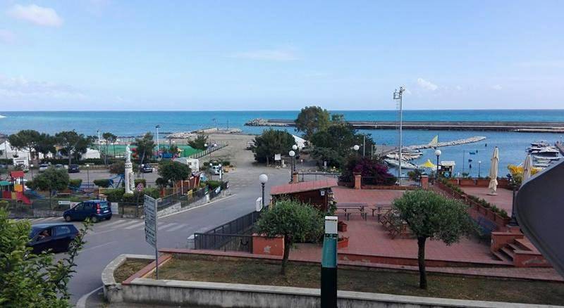 Gîte pour 5 personnes, avec vue et terrasse, animaux acceptés dans Marina di Camerota - 2