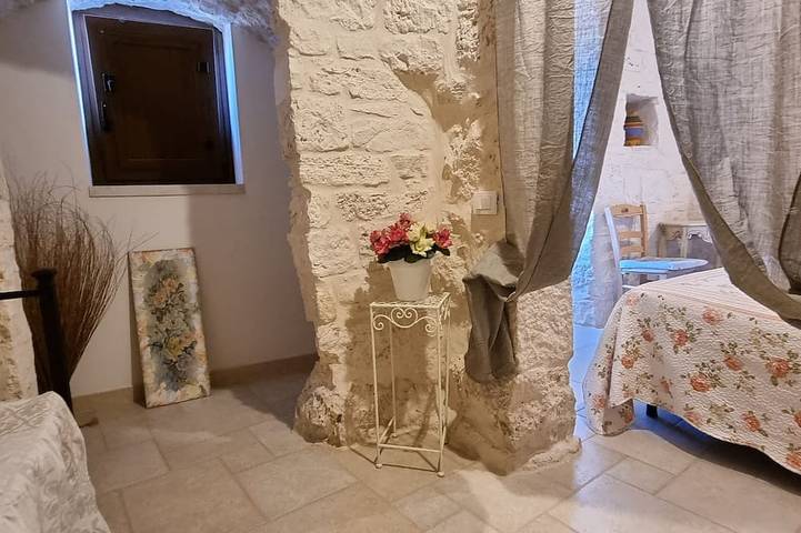 Trulli Bianchi. Caratteristico in pietra con piscina privata e vista panoramica in Comune di Alberobello, Provincia di Bari