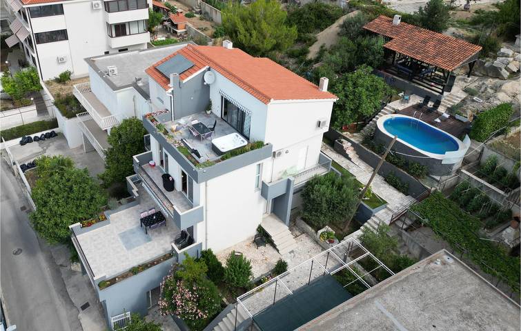 Acogedor apartamento de 2 dormitorios con piscina y terraza, a 500 m de la playa in Grljevac (Podstrana), Podstrana