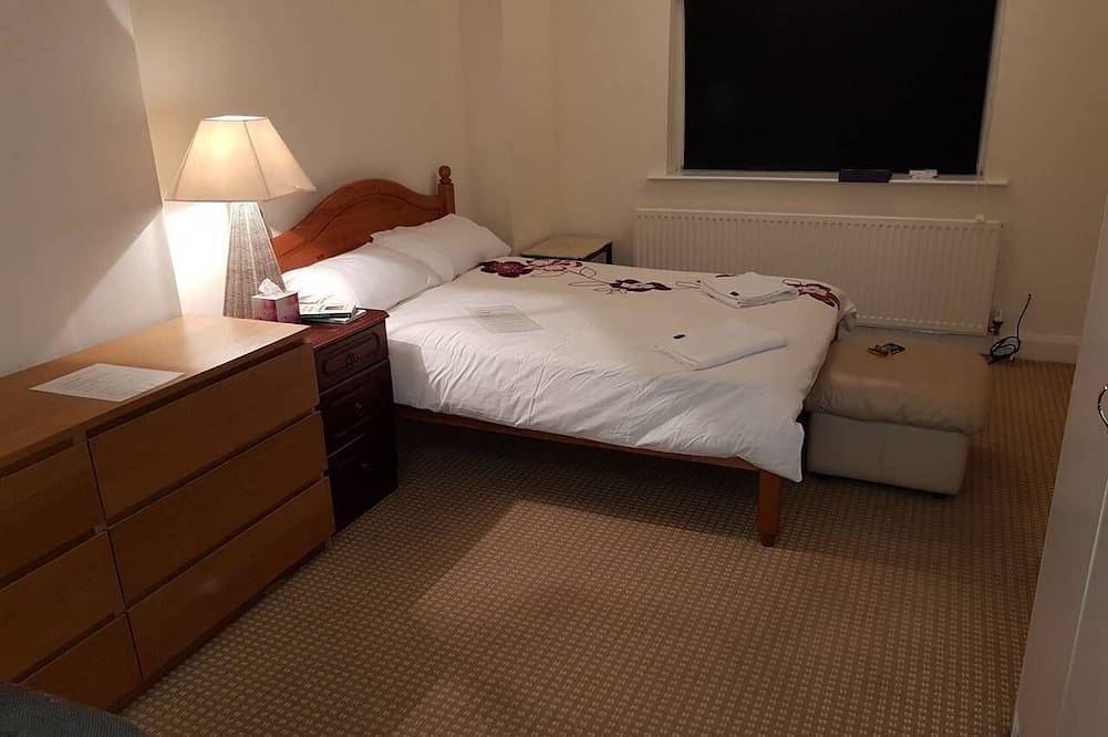 Prenton 1 Double Room near Liverpool in Merseyside