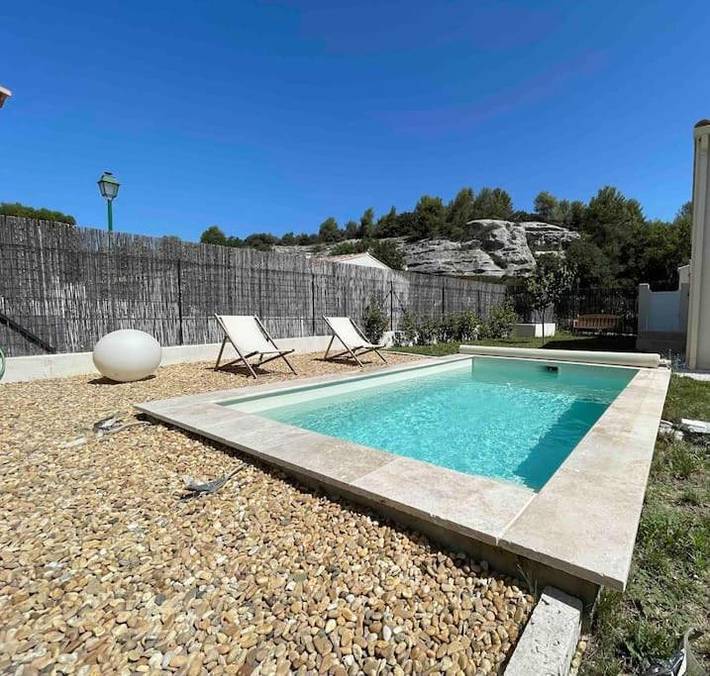 Location de vacances pour 6 personnes, avec vue et piscine ainsi que terrasse et jardin à Beaumettes