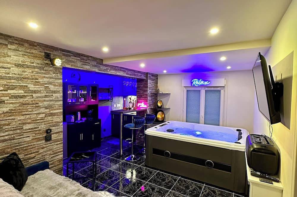 Just 30m from Paris, our loveroom-spa is the perfect setting for unforgettable moments. in Villeneuve-le-Roi, Val-de-Marne