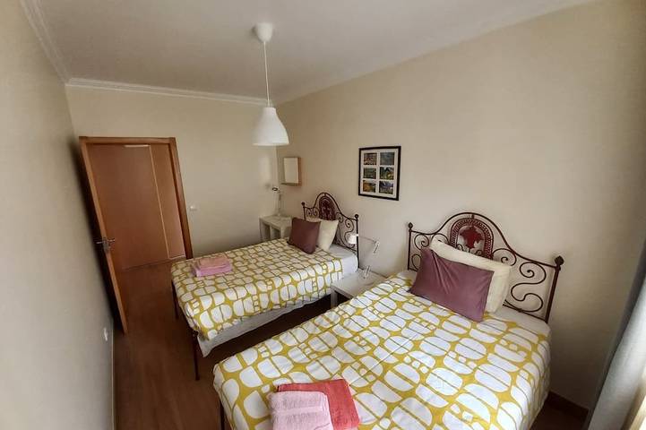Townhouse with private garden and barbeque – excellent to welcome up to 4 adults in Ferrel, Leiria District