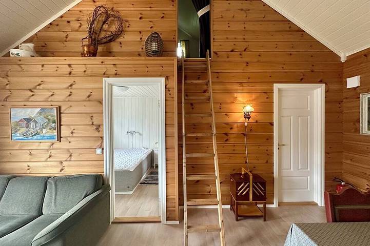 Haus in ruhiger Lage mit Panoramablick über  die alpen unt fjord. in Hareid