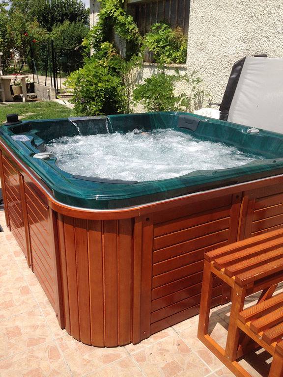 Gîte pour 4 personnes, avec jacuzzi ainsi que terrasse et jardin dans l' Ain - 2