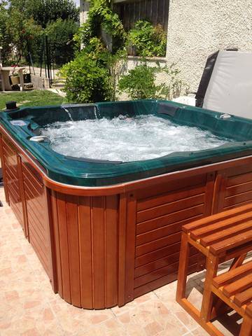 Gîte pour 4 personnes, avec terrasse ainsi que jardin et jacuzzi dans l' Ain