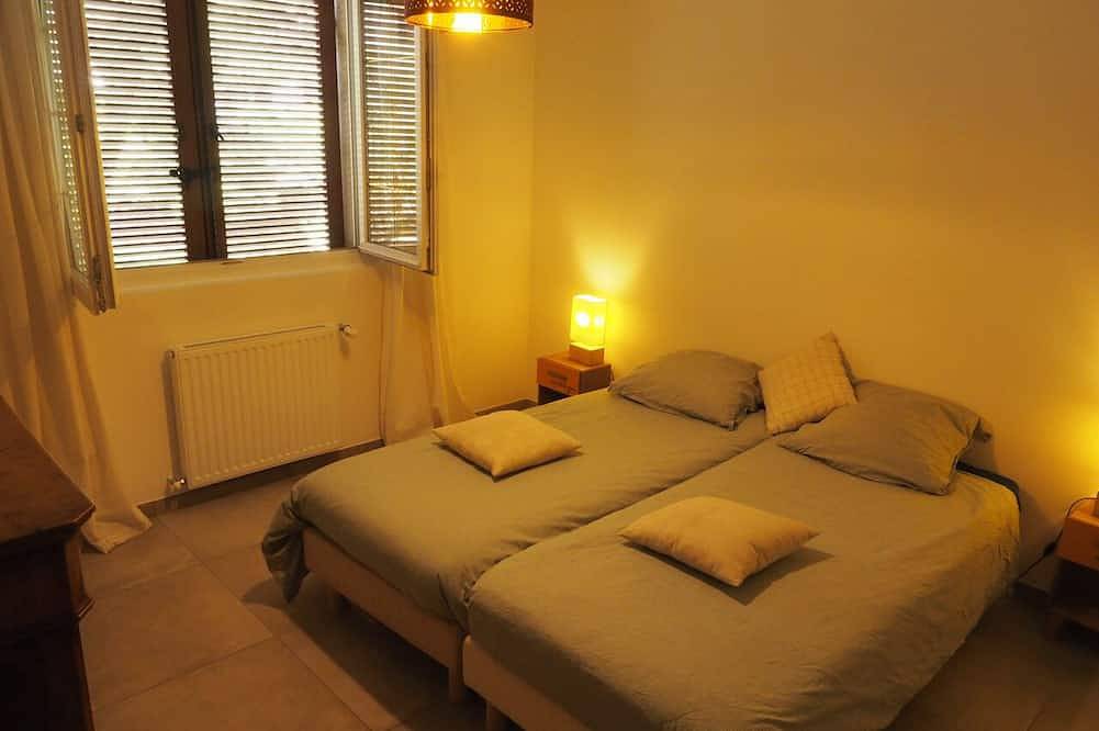 Entire apartment, Superb apartment in a villa with swimming pool in a quiet location! in Volx, Parc naturel régional du Luberon