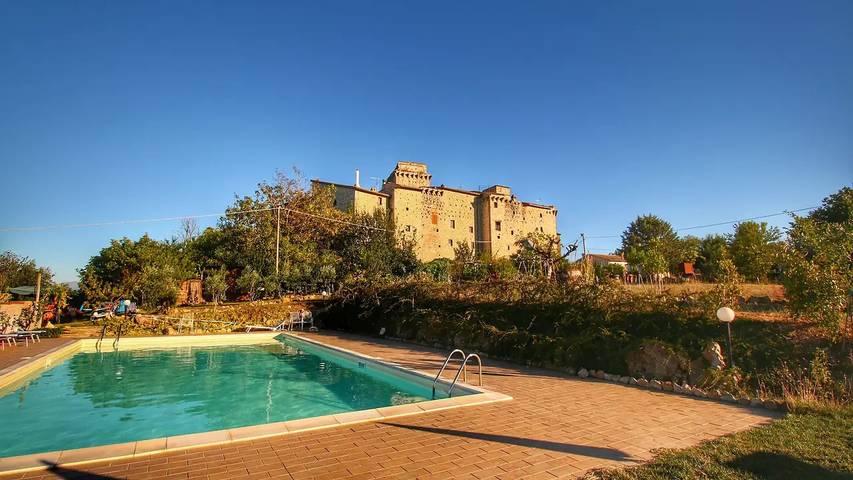 Castello per 5 persone, con giardino e piscina, con animali domestici in Umbria