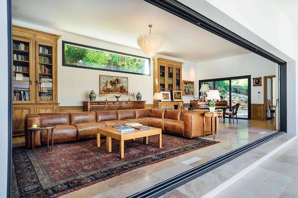 Beachfront Renovated Villa French Riviera - Premium Service : Cook & Housekeeper in Rayol-Canadel-sur-Mer, Côte méditerranéenne (France)