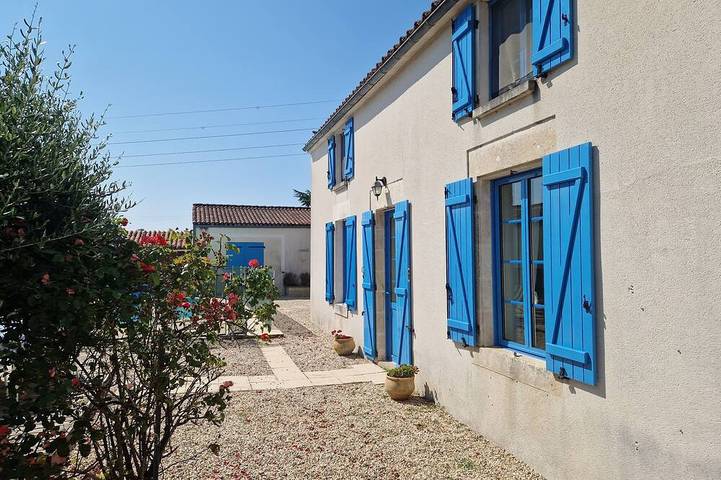 Location de vacances pour 10 personnes, avec piscine à Saint-Pierre-le-Vieux (Vendée)