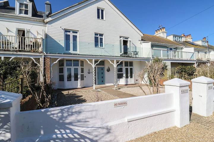 Cottage for 12 people, with garden and hot tub in Sussex