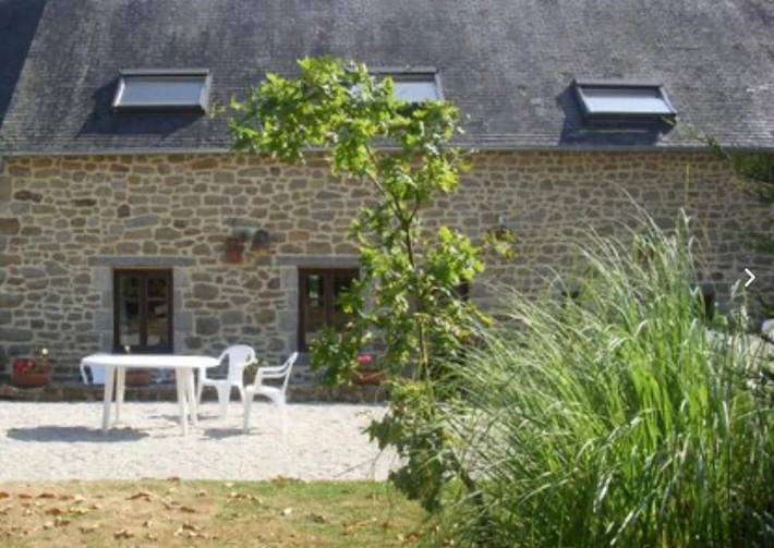 Location de vacances pour 20 personnes, avec vue ainsi que piscine et terrasse à Saint-Cyr-du-Bailleul