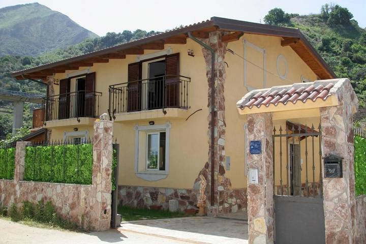 B&b per 6 persone, con Balcone e Idromassaggio nonché Terrazza e Giardino a Scilla