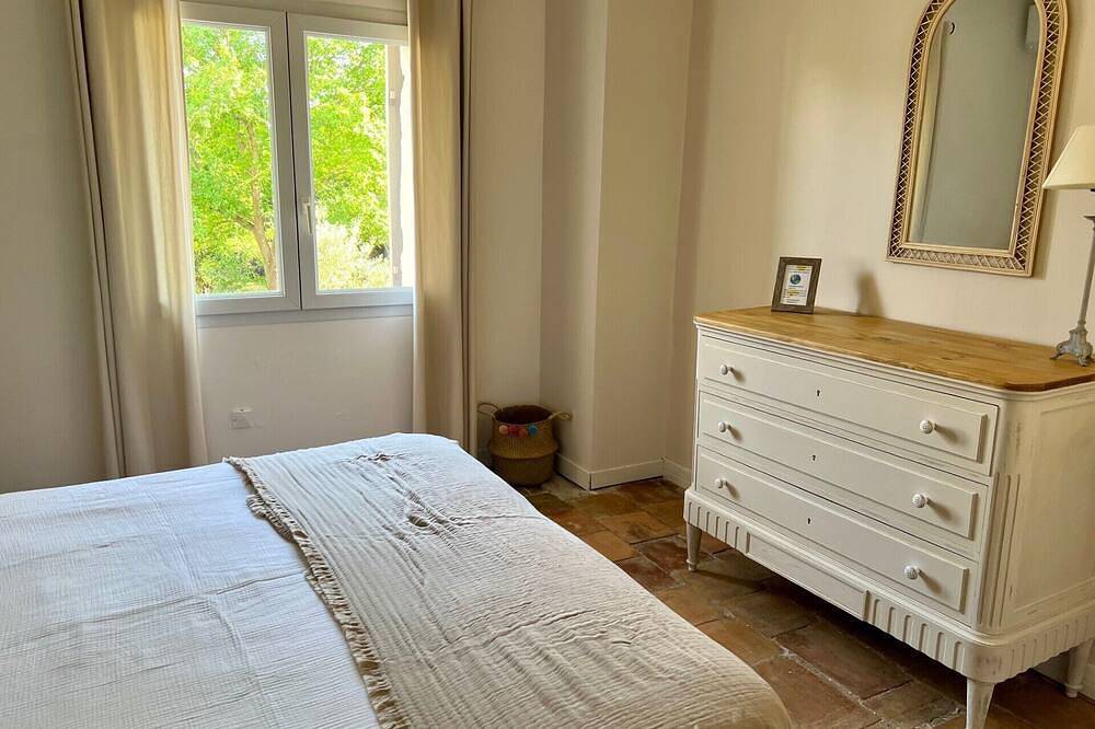 Gard  gîte 6 pers climatisé, piscine partagée chauffée, in Saint-Geniès-de-Malgoirès, Région de Nîmes