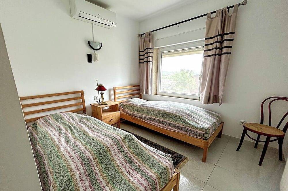 Villa acogedora con piscina privada y gran jardín, Wifi gratis y parking in Mas Pere, Calonge