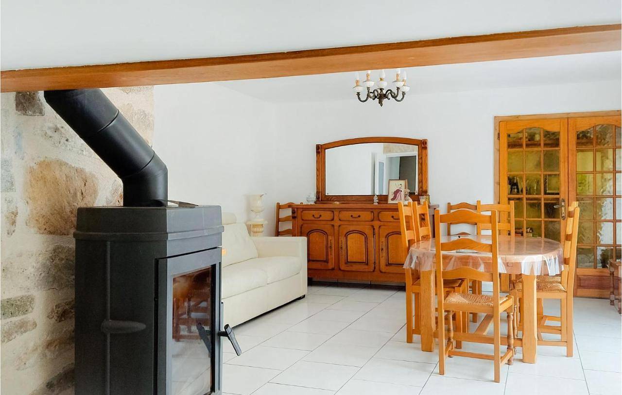 Three-Bedroom Holiday Home in Saint-Varent, Deux-Sèvres