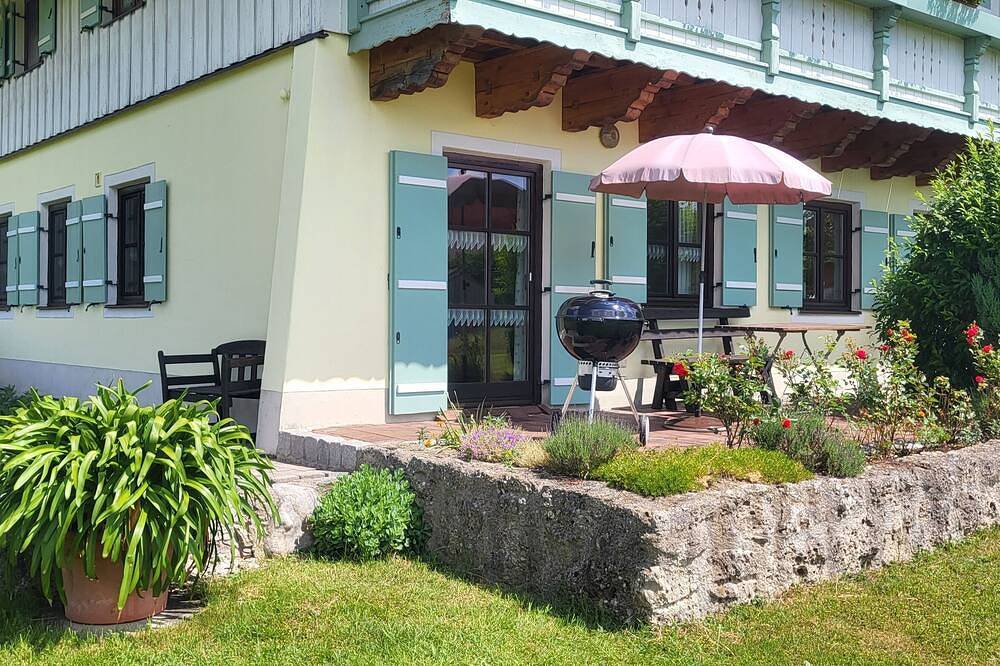 Entire apartment, Quietly located first floor apartment with private terrace and mountain view in Pittenhart, Chiemsee