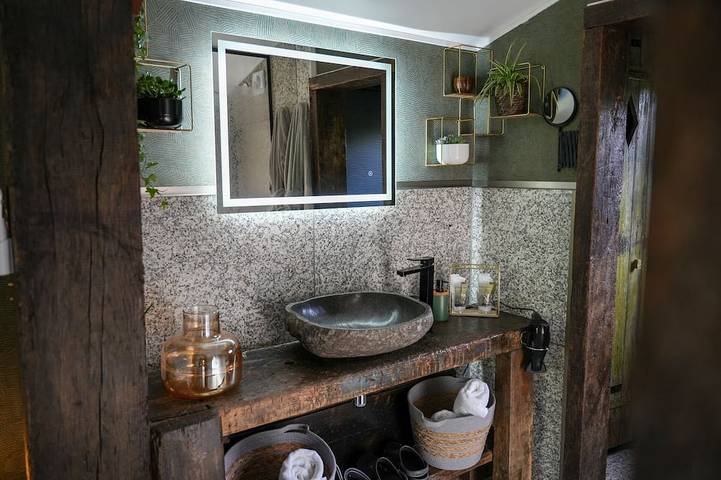 Cottage, Lodge & Spa à 10 min de Reims in Prouilly, Marne