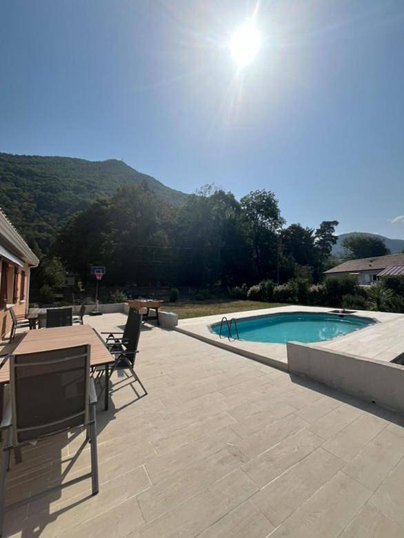 Location de vacances pour 6 personnes, avec terrasse ainsi que vue et piscine dans Chaum - 2