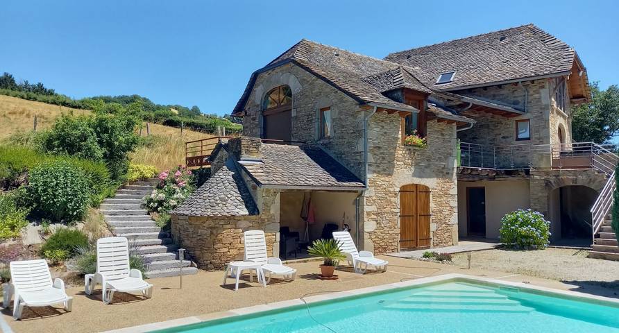 Gîte pour 4 personnes, avec jacuzzi et balcon ainsi que piscine et jardin à Belcastel