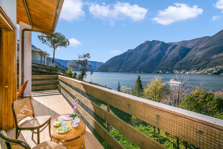 Location de vacances pour 9 personnes, avec vue sur le lac ainsi que piscine et balcon, adapté aux familles dans Nesso - 4