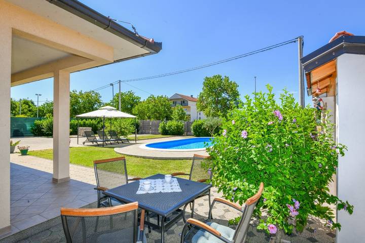 Villa für 8 Personen, mit Balkon/Terrasse und Garten sowie Pool in Split-Dalmatien