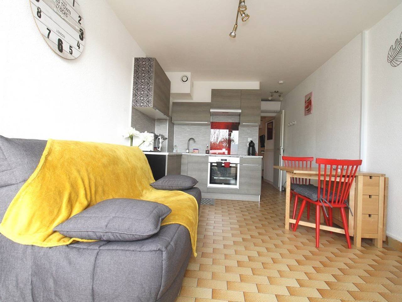 Entire apartment, Renovated T2 with Terrace Near Thau Lagoon, 800m from Thermes, Parking, Wifi, A/C in Balaruc-les-Bains, Côte d'Améthyste