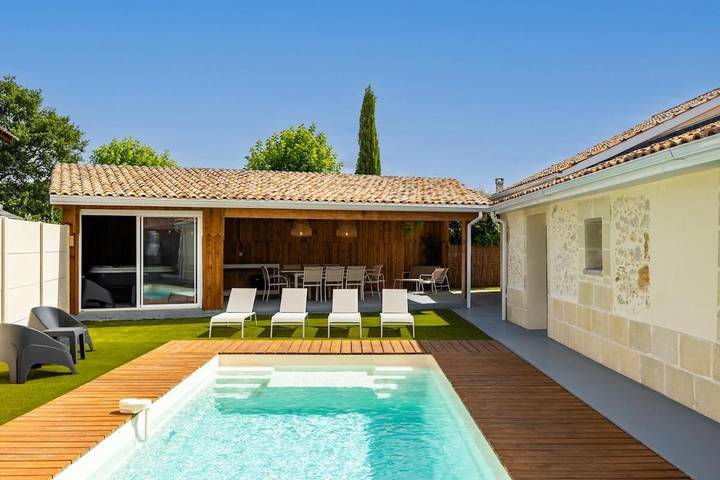 Villa pour 8 personnes, avec Terrasse ainsi que Jardin et Piscine