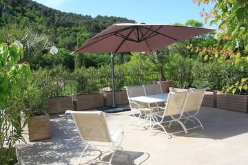 Location de vacances pour 4 personnes, avec jardin ainsi que balcon et piscine à La Roque-Alric