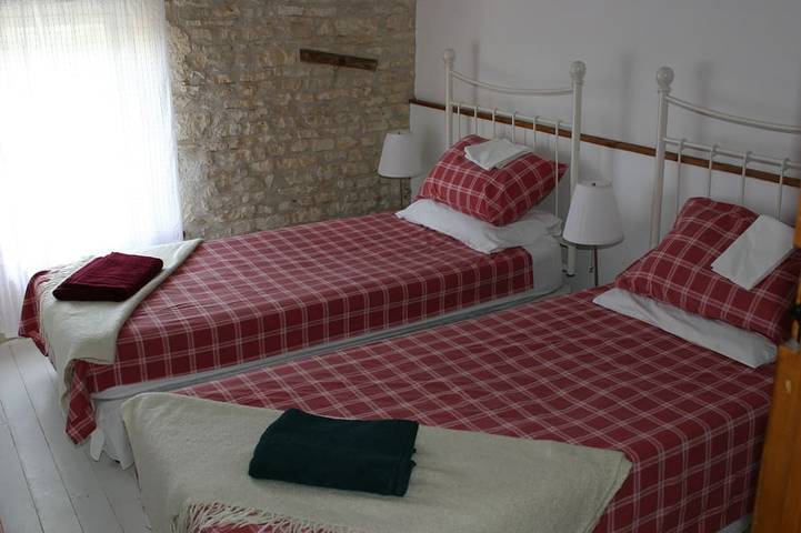 Location de vacances pour 6 personnes, avec jacuzzi et jardin ainsi que piscine et balcon à Nantillé - 2