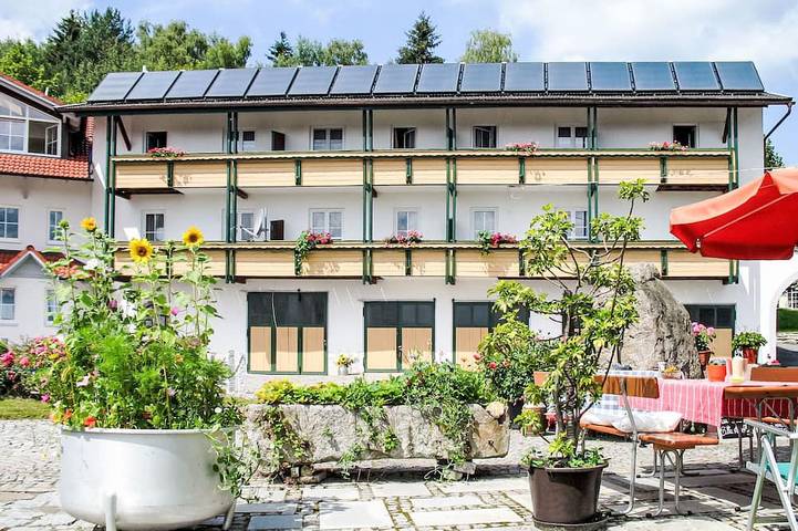 Ferienhaus für 17 Personen, mit Balkon und Garten sowie Pool in Kollnburg
