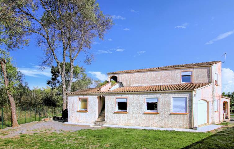 Location de vacances pour 7 personnes, avec terrasse et jardin à Lablachère