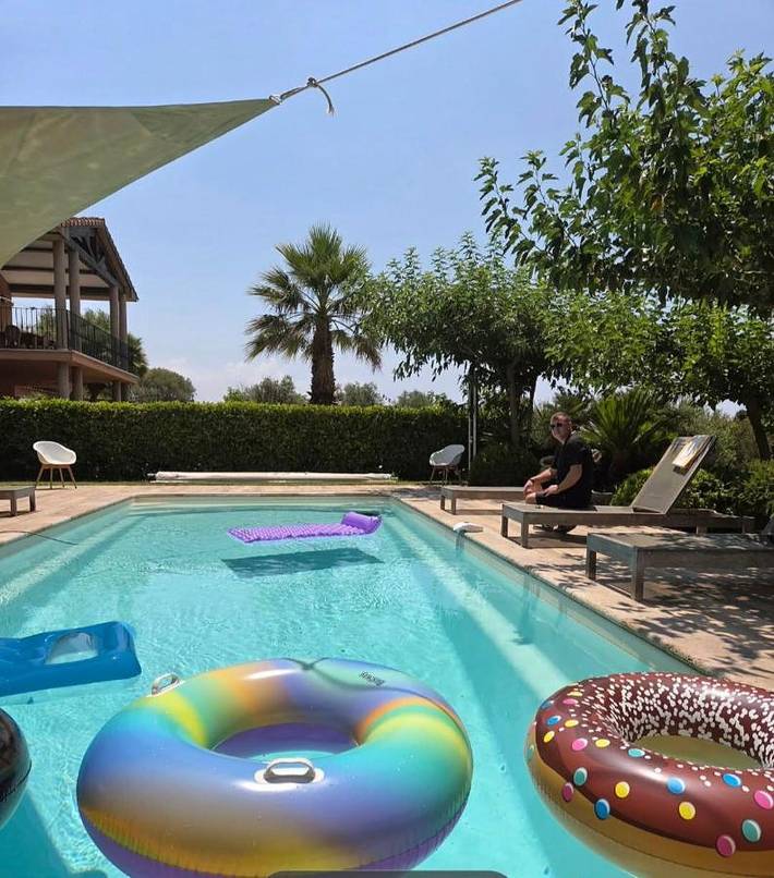 Location de vacances pour 8 personnes, avec Jacuzzi et Terrasse ainsi que Jardin et Piscine dans Plage de Tenutella