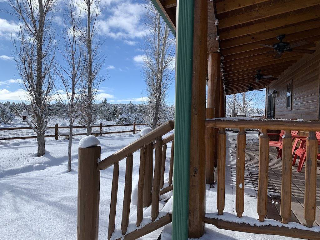 Willow's Cabin Retreat: 3 Schlafzimmer mit Kingsize-Bett. Ansichten + Wilde Pferde in Navajo County