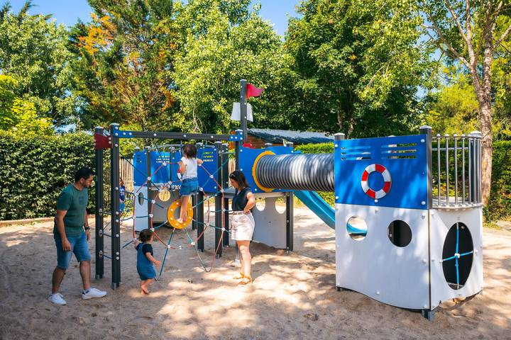 Camping pour 6 personnes, avec jacuzzi ainsi que terrasse et piscine, animaux acceptés aux Les Sables-d'Olonne - 2