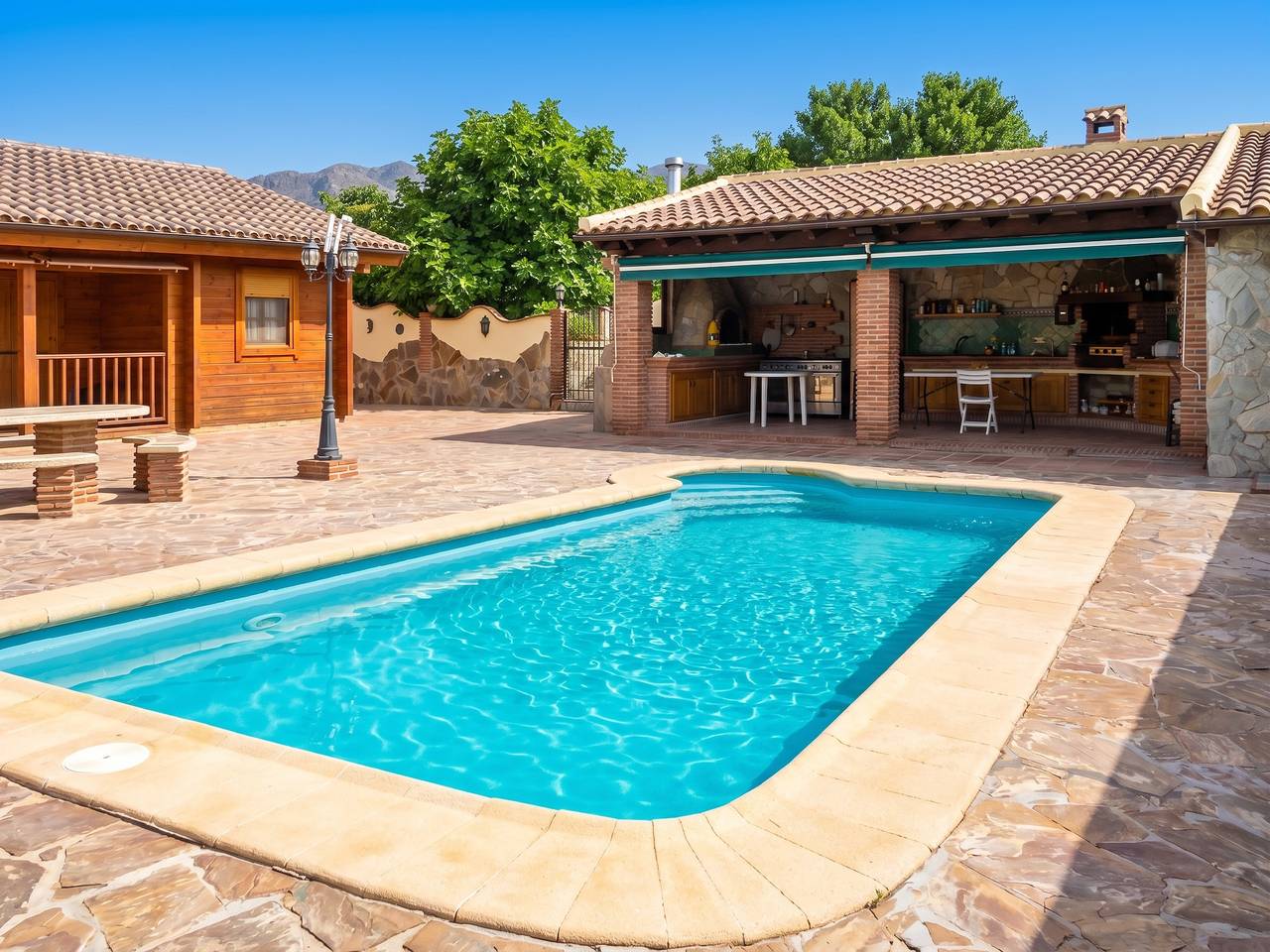 Geräumige Villa mit Pool in Coín: 300 m², Bergblick in Coín, Málaga Provinz