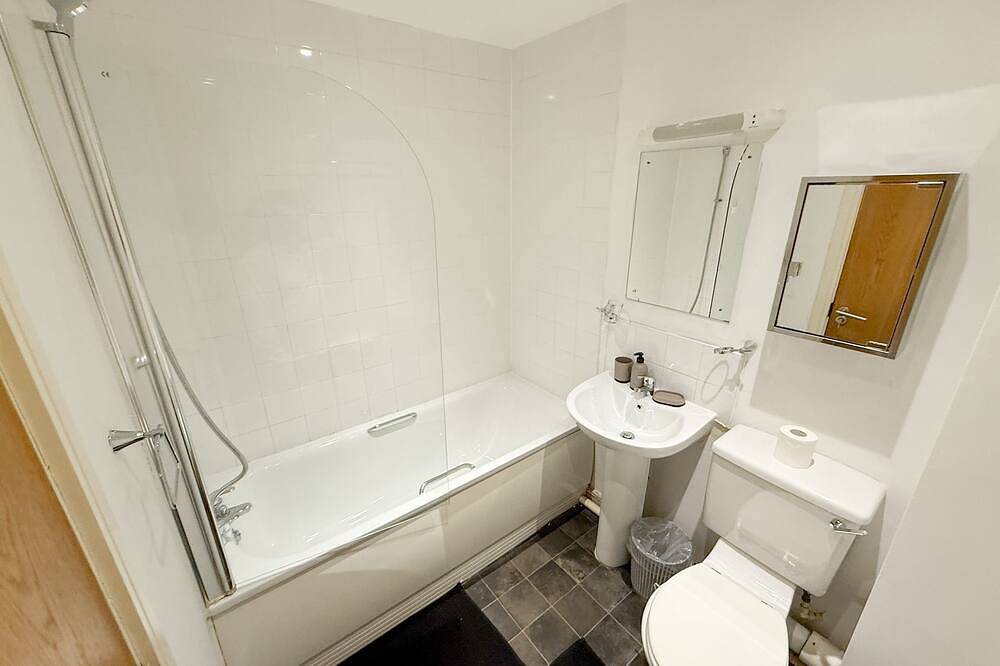 Entire apartment, Stylish 2-Bed Apartment in Central Bolton in Bolton, Greater Manchester