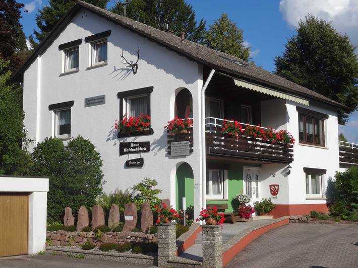 Ferienwohnung für 3 Personen, mit Terrasse und Garten sowie Ausblick in Waldachtal