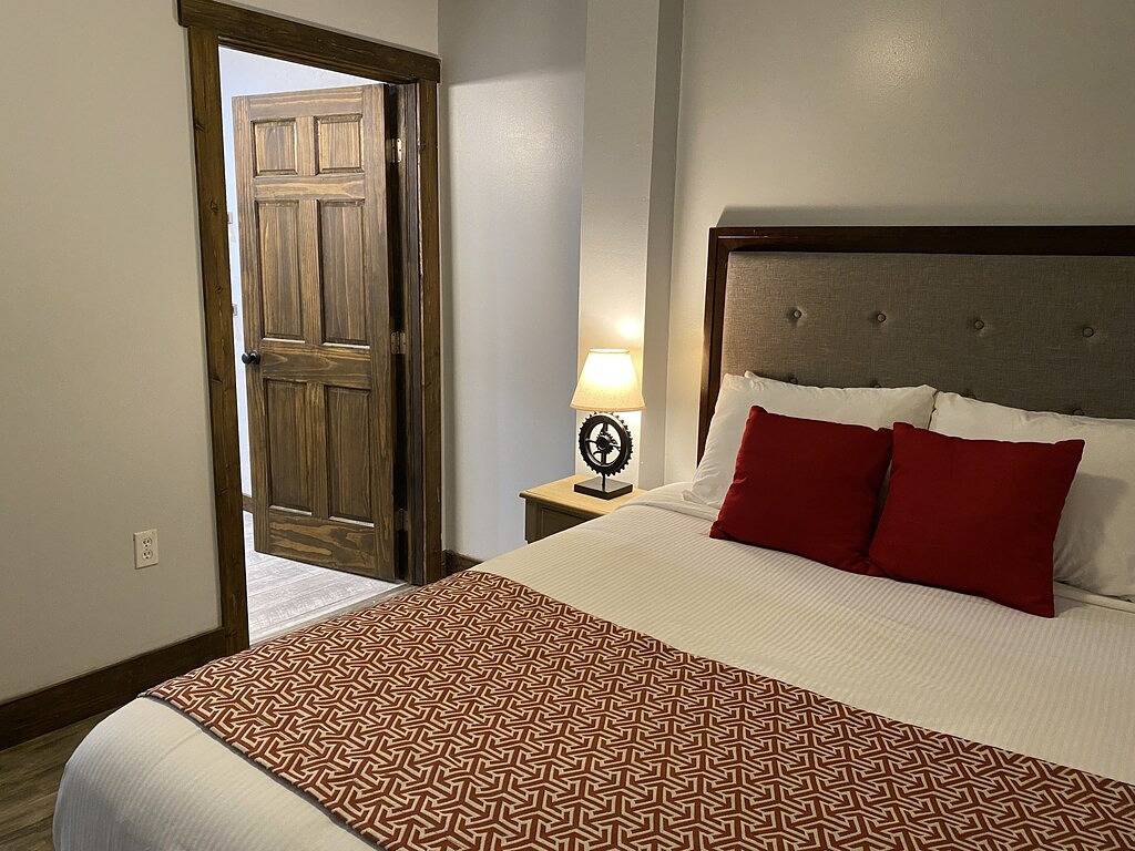 Ganze Wohnung, Ohiopyle Trailside Hotel Room 1 Queen Beds Sleeps 2 /Minutes to Fallingwater in Ohiopyle, Pennsylvania