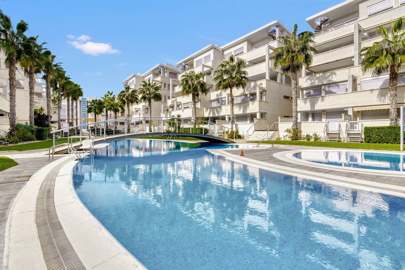 Appartamento intero, Appartamento 'Elegance Denia 4' con piscina condivisa, Wi-Fi e aria condizionata in Las Marinas, Dénia