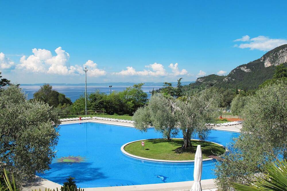 Appartamento intero, Bellissimo appartamento per 3 persone con A/C, WIFI, piscina, TV e patio in Garda, Prealpi Gardesane