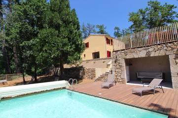 Location de vacances pour 5 personnes, avec piscine ainsi que vue et jardin à Rosières (Ardèche)