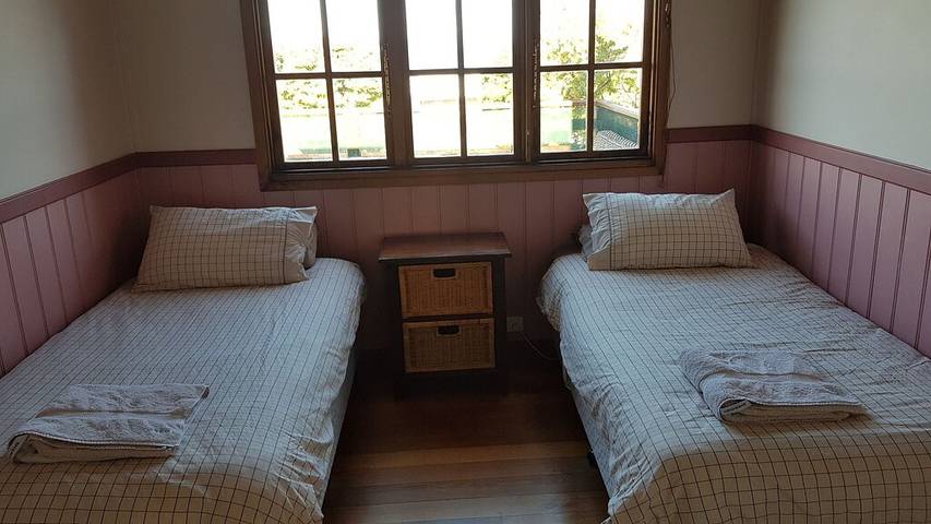 Holiday home for 10 people, with balcony and garden, with pets in Hobart