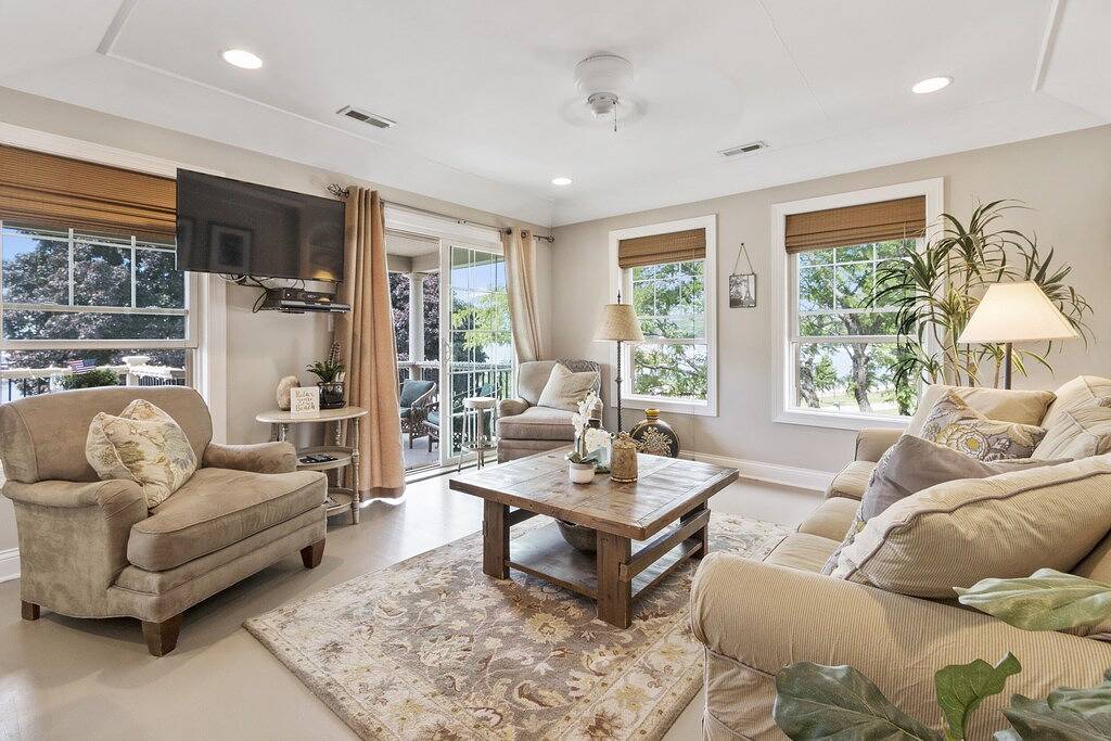 Wrigley Beach House |Great Views of Lake |2nd Floor |Balcony |Steps to Beach & Shopping |Parking in Lake Geneva (WI), Walworth County