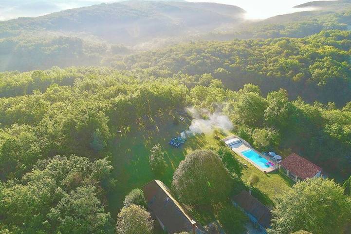 Location de vacances pour 2 personnes, avec piscine ainsi que jardin et jacuzzi à Simeyrols - 4