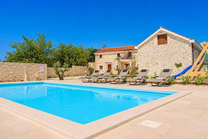Villa für 8 Personen, mit Balkon und Terrasse sowie Garten in Zadar